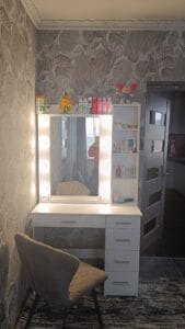 Сучасний білий туалетний столик СМ50