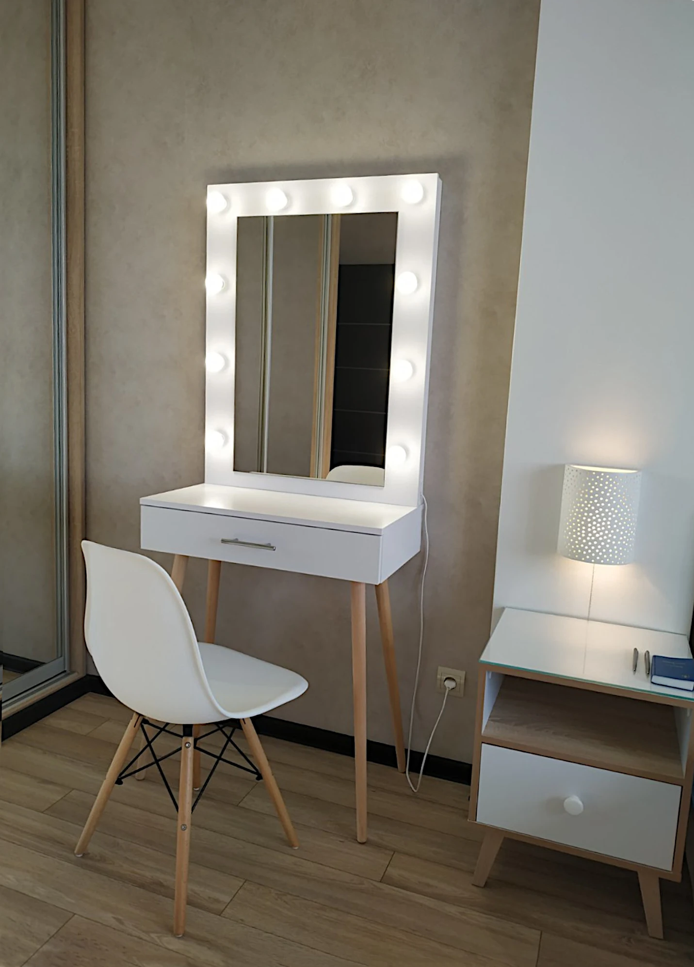 Модель 33 Туалетний столик з дзеркалом. Модель СМ 33, виробник: dzerkalko