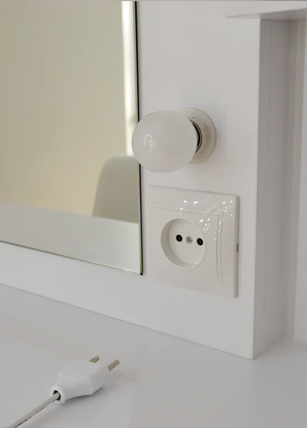 Розетка біля дзеркала Розетка біля дзеркала