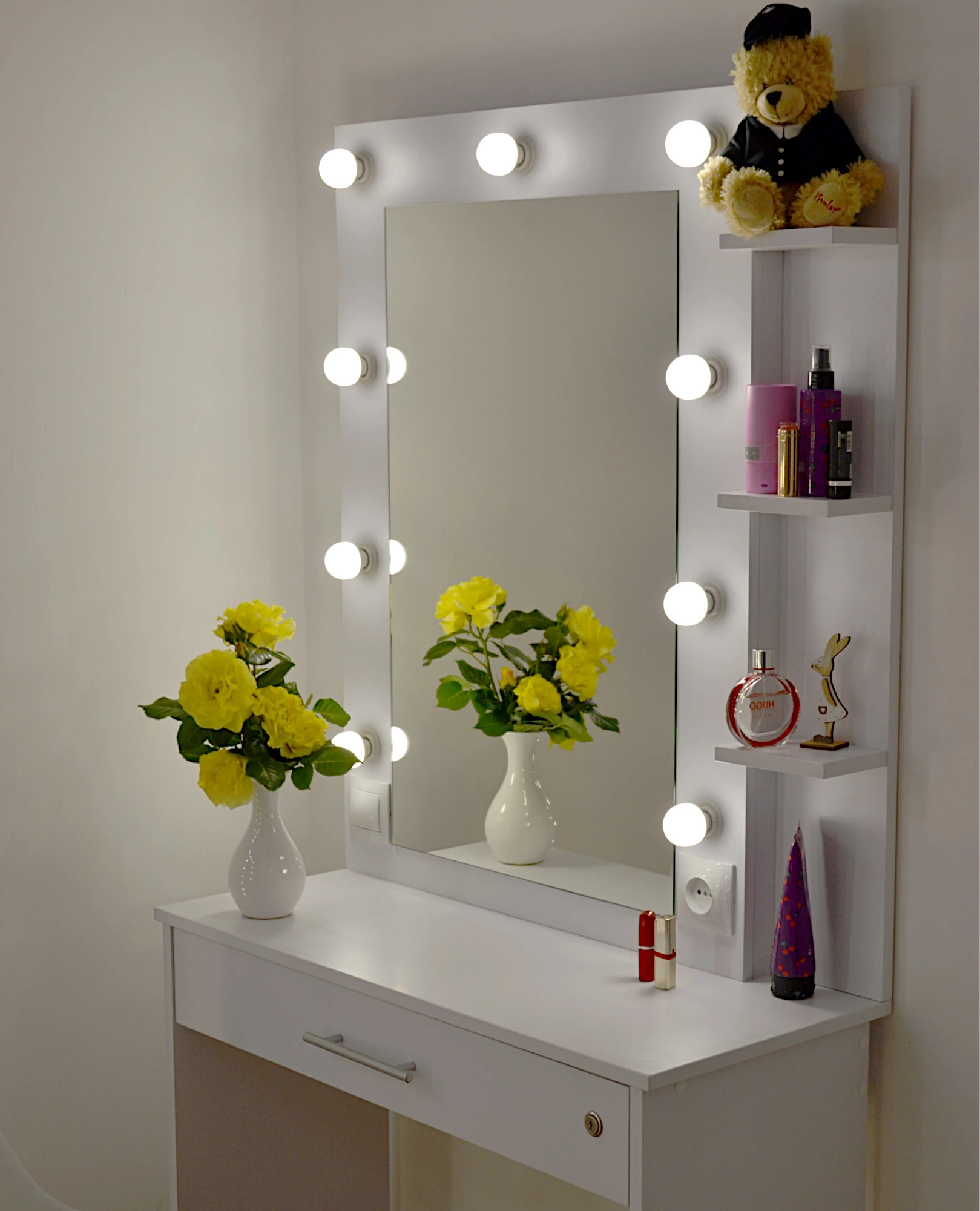 Модель СМ38А, дзеркало з поличками та підсвіткою для макіяжу