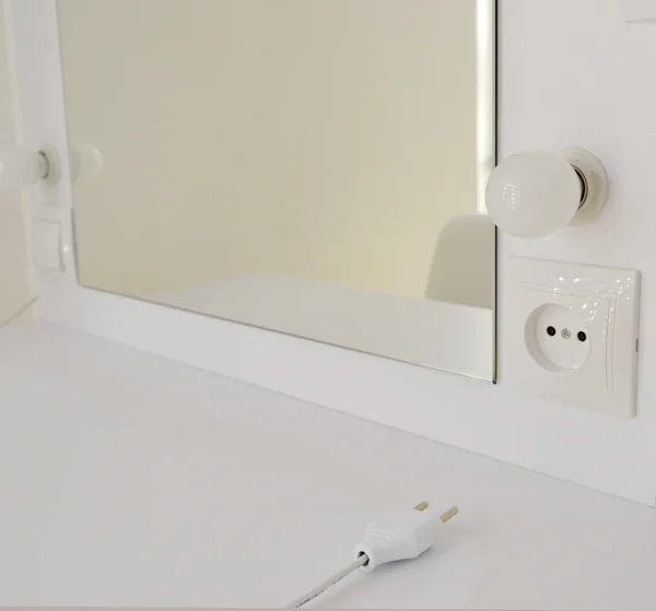 Модель СМ38А | Розетка та вимикач біля дзеркала Модель СМ38А | Розетка та вимикач біля дзеркала