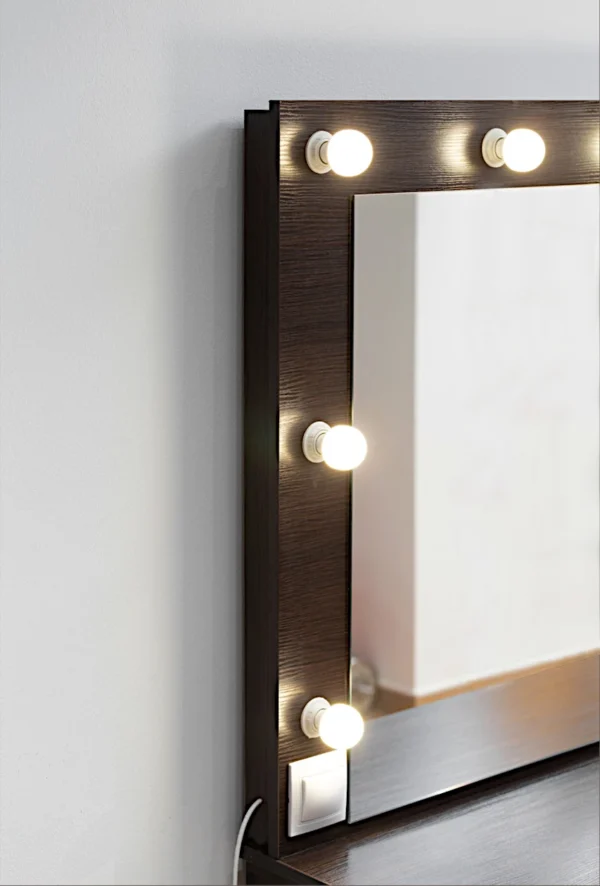 Включені лампочки біля дзеркала, Модель СМ133