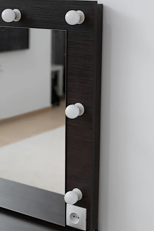 Лампочки навколо дзеркала, модель СМ133