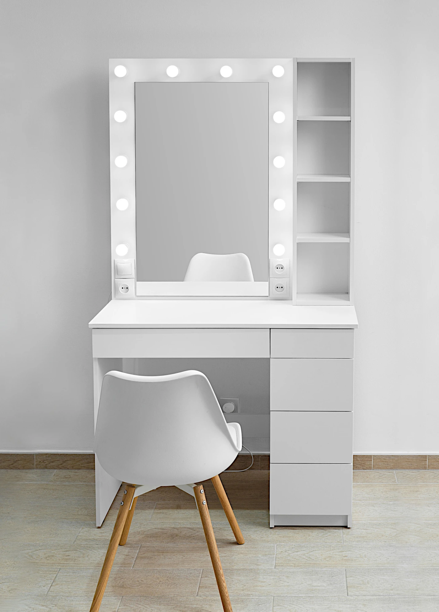 Модель СМ4 з відкриттям шухляд без ручок Дзеркало та лампочки забезпечують зручні умови для нанесення макіяжу та догляду за обличчям.