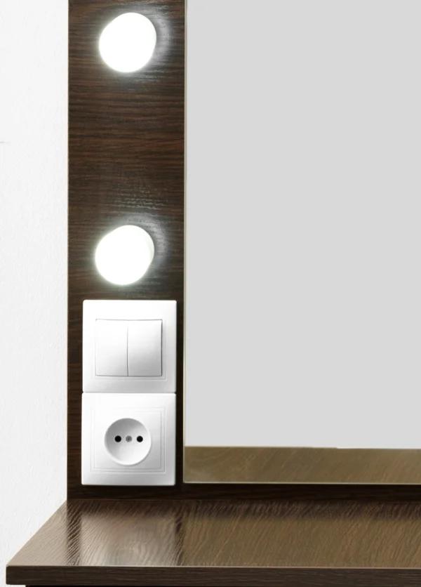 Модель СМ4, вимикач біля дзеркала має дві клавіши