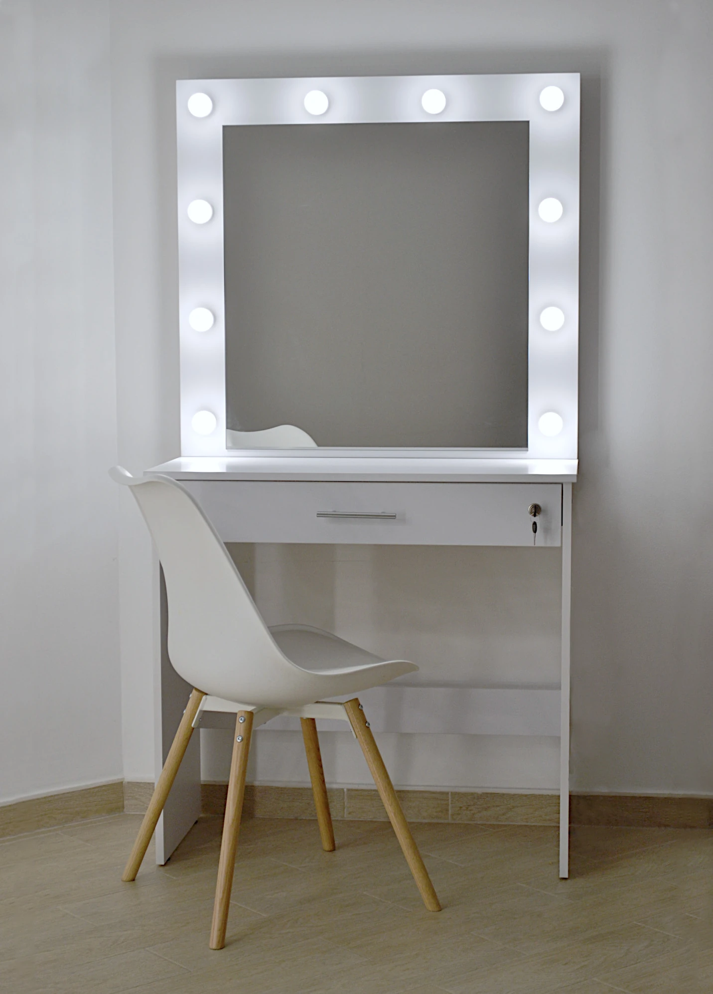 Туалетний столик з дзеркало. Модель СМ 8