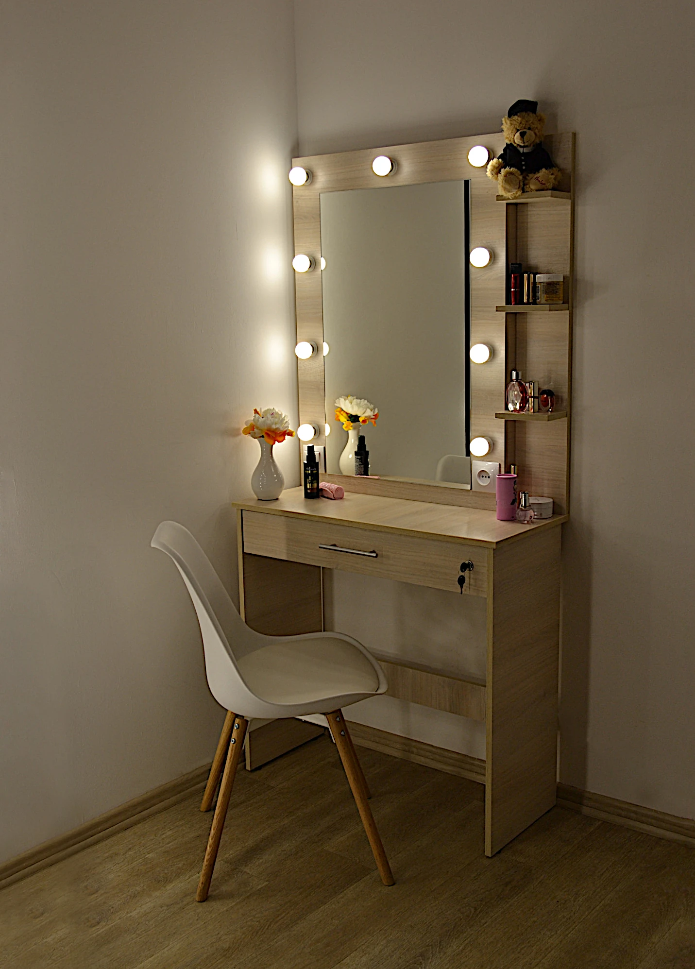 Модель СМ38А Сучасний туалетний столик Dzerkalko модель СМ38А з просторим ящиком, який розділено на дві рівні секції. Шухляда закривається на замок.