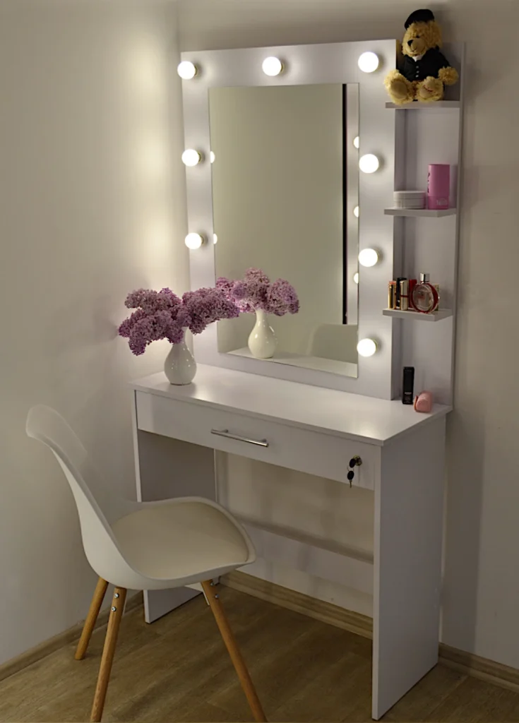 Туалетний столик з дзеркалом. Модель СМ 38