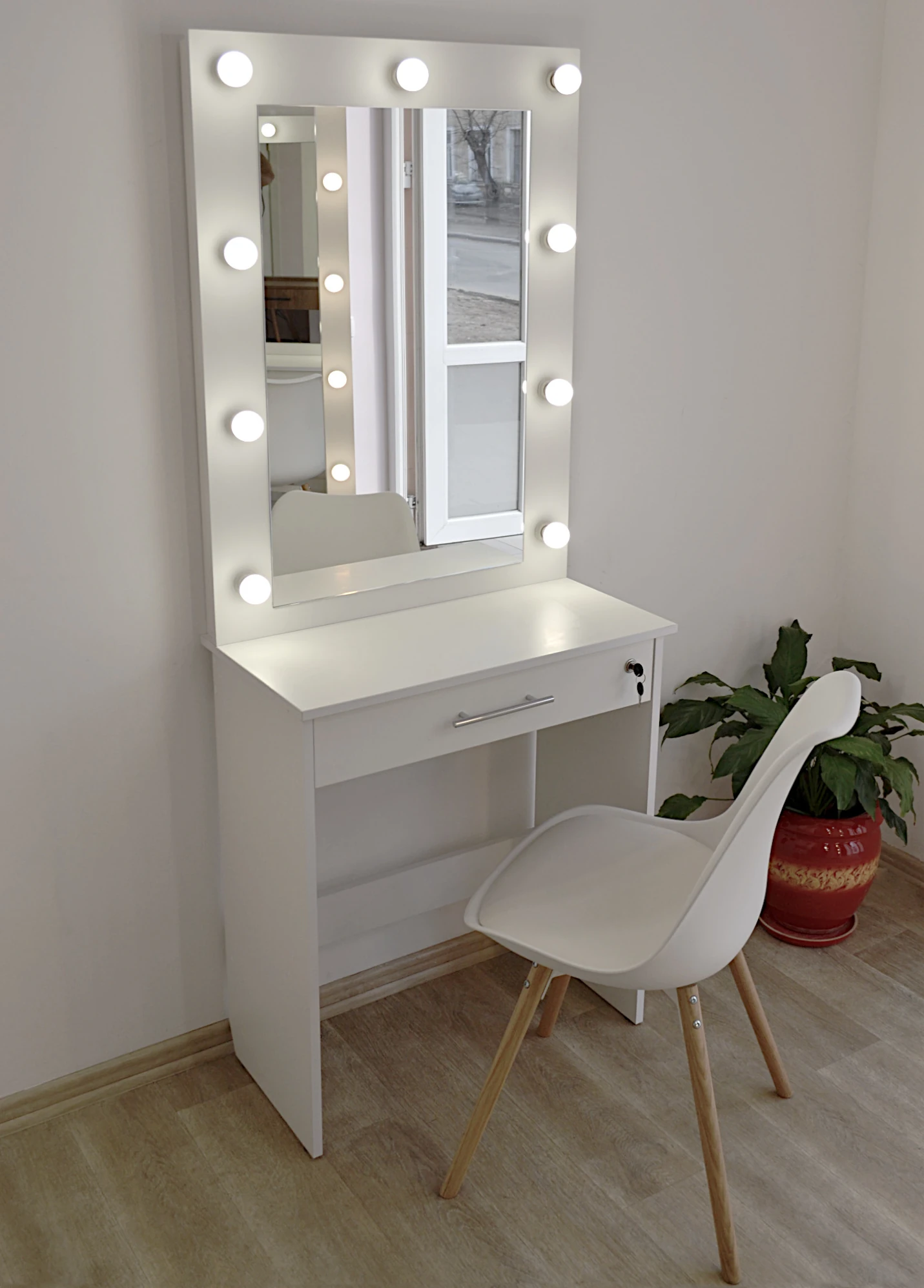 Цей вишуканий туалетний столик dzerkalko СМ31 білого кольору стане справжньою окрасою вашої спальні. Він оснащений просторою висувною шухлядою для зберігання косметики та аксесуарів.