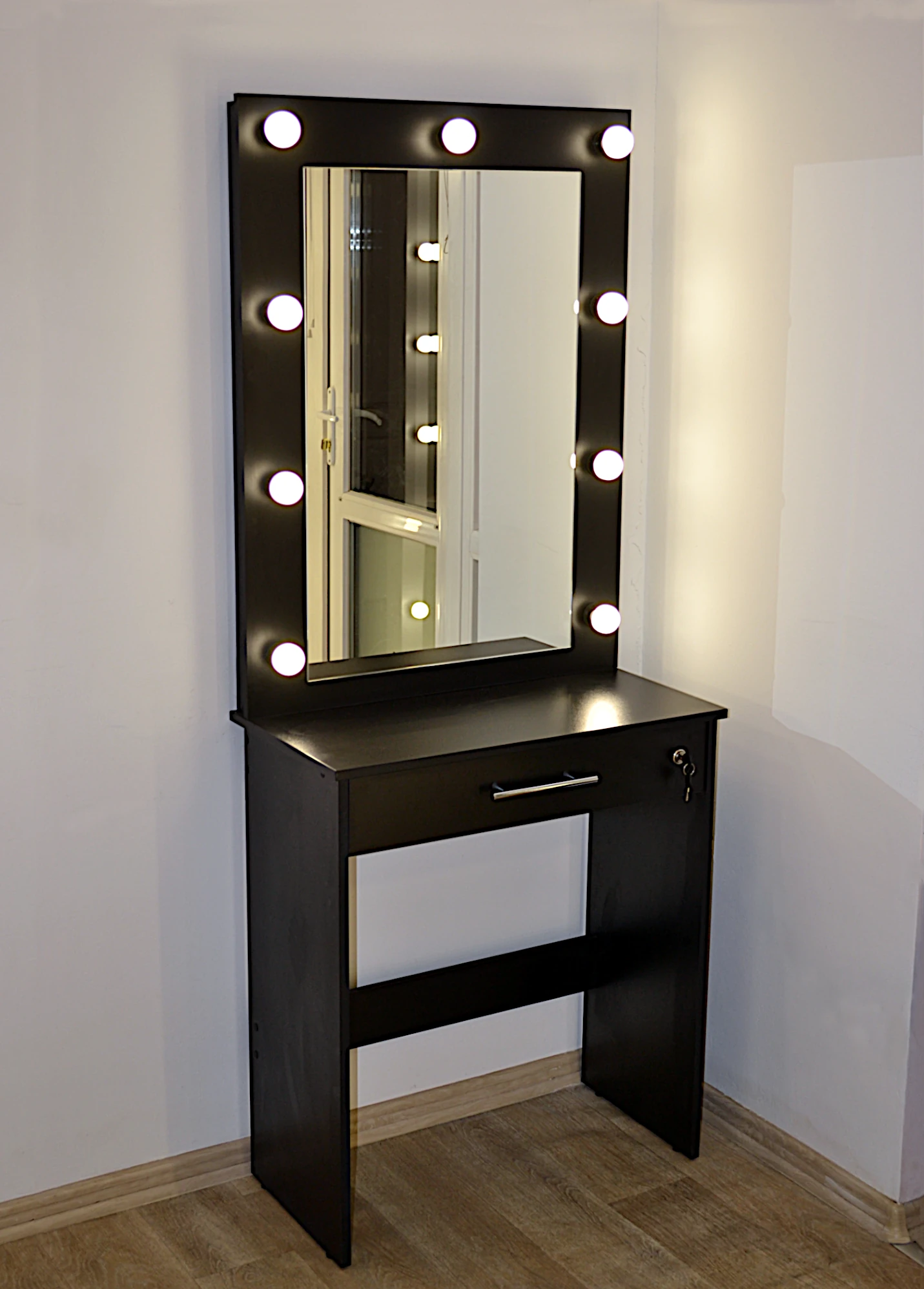 Модель 31 Чорний Макіяжний столик модель СМ31 має чорний колір. Встановлено замок на шухляді