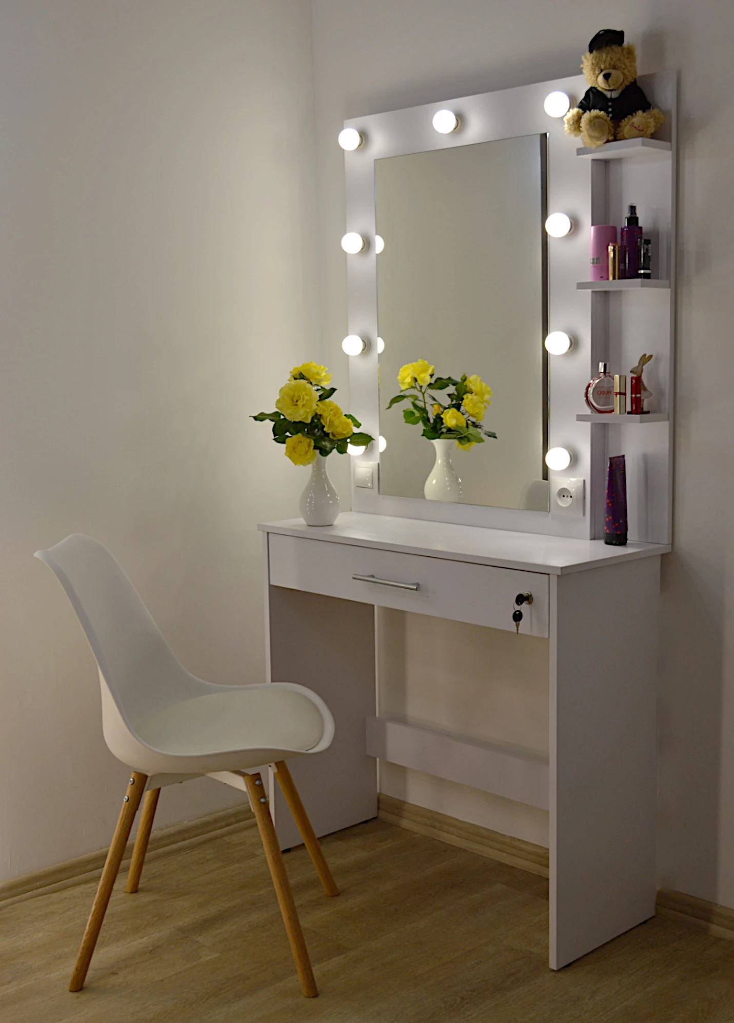 Модель СМ38А Туалетний столик Dzerkalko