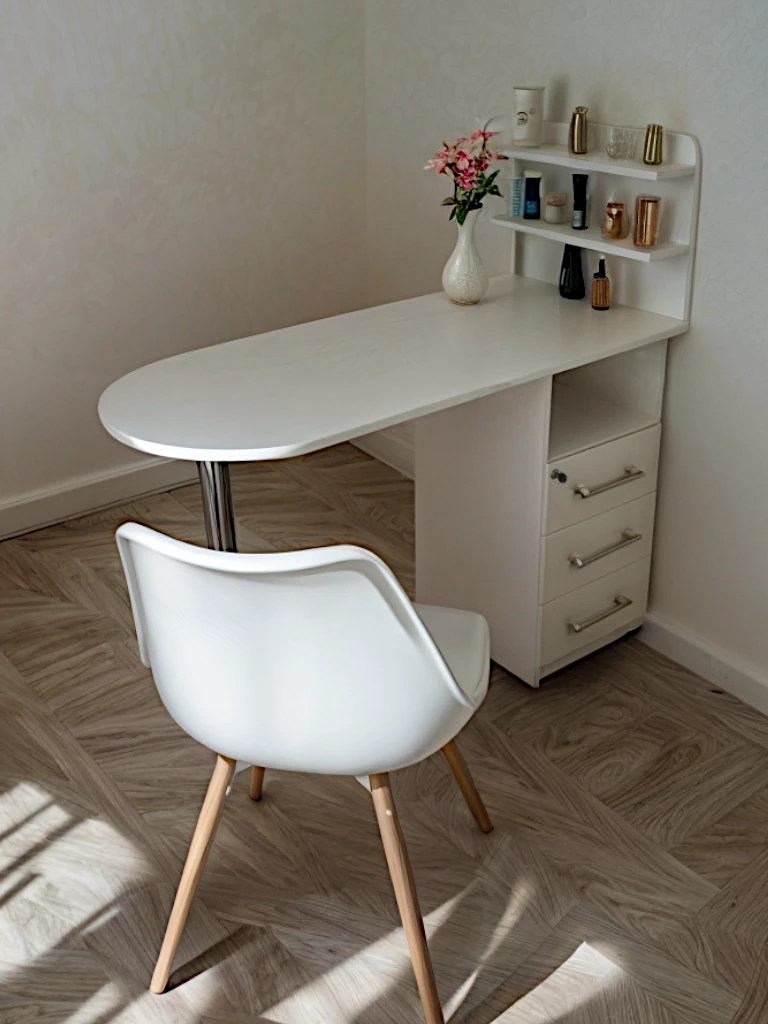 Відео показує, як виглядає столик для майстрів манікюру