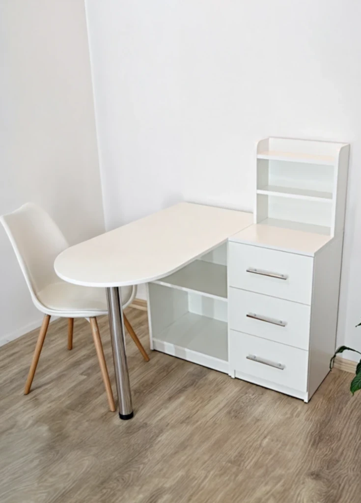 Модель Т1 | Манікюрний стіл з ящиками. Підходить для невеликого робочого простору майстра манікюру, пропонує баланс зберігання та відкритого простору, зберігаючи при цьому гладкий, лаконічний вигляд. Це ідеально для роботи з манікюром на дому чи в салоні краси, де потрібна компактність столу та функціональна робоча зона.