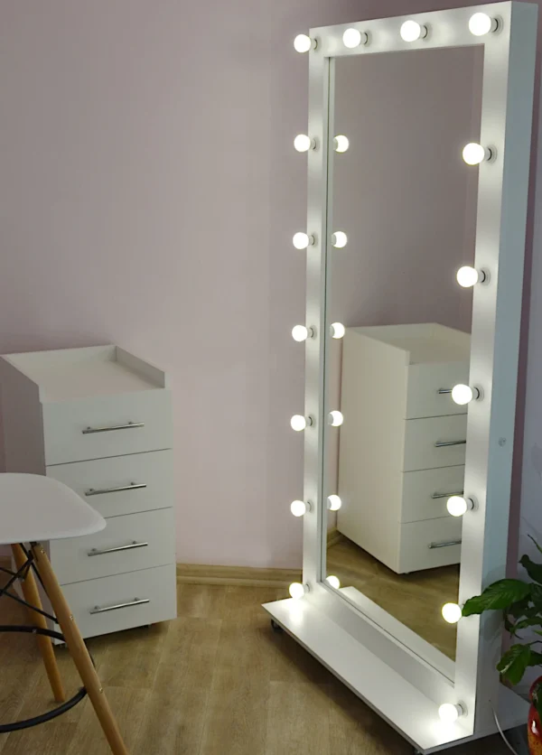 Ростове дзеркало | 16 ламп для освітлення