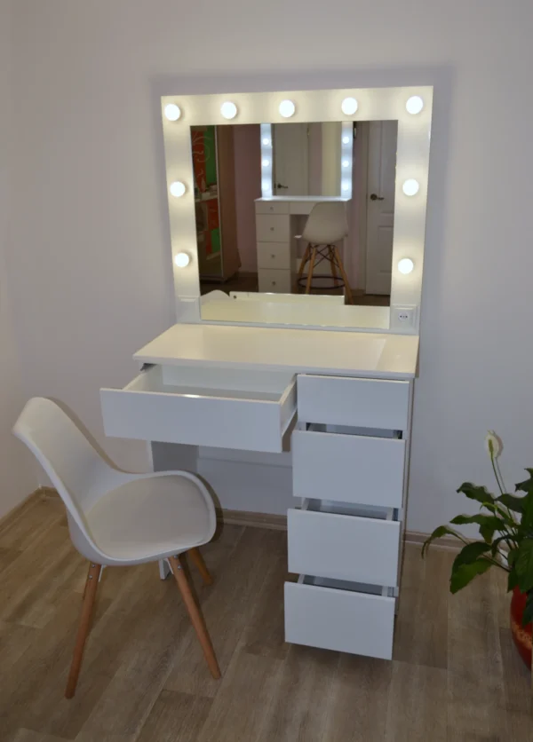 Модель СМ16 | Розетка біля дзеркала