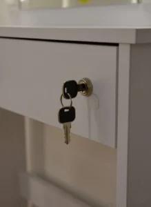 Замок з клбчем на ящику туалетного столика Dzerkalko. Модель СМ 38