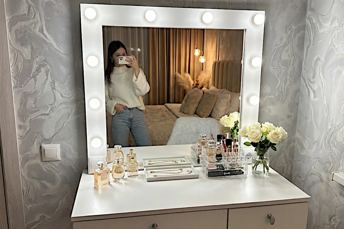 Макіяжний столик з дзеркалом та підсвіткою
