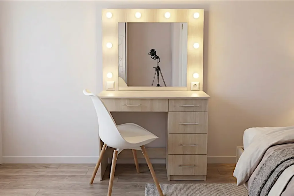 Компактно та зручно. Ширина 900 мм, розетка біля дзеркала. Модель СМ133.